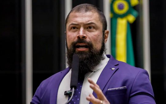 Deputado bolsonarista defende liberação de porte de armas em viagens de avião