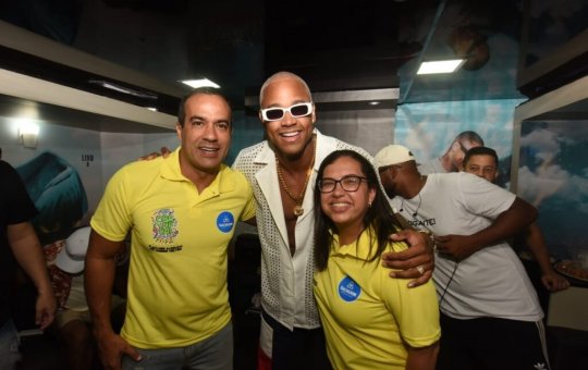 Léo Santana, ao lado do prefeito Bruno Reis, anuncia gravação de novo audiovisual em Salvador