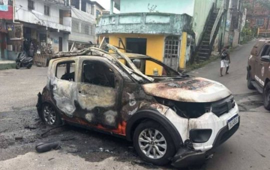 Veículo de empresa de internet é roubado e destruído por facção em Salvador