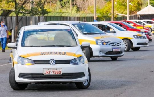 Trabalhadores e donos de autoescola protestam contra o governo Lula em frente à sede da BYD em Camaçari