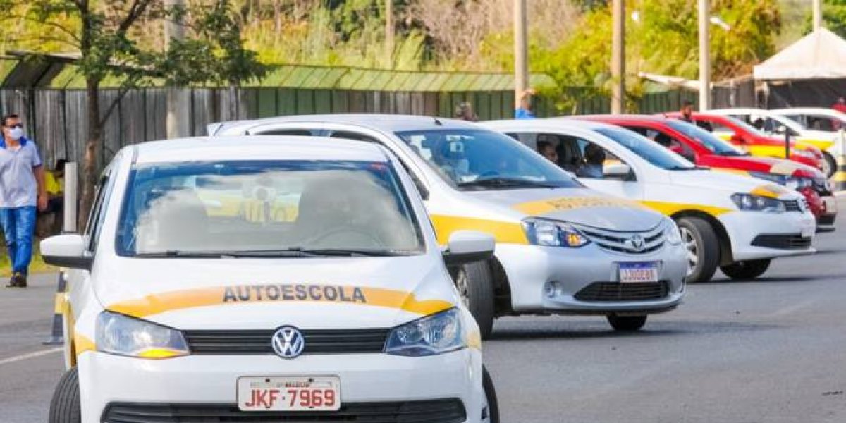 Trabalhadores e donos de autoescola protestam contra o governo Lula em frente à sede da BYD em Camaçari