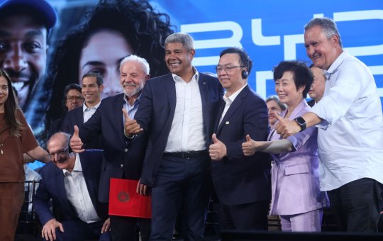 Em evento de inauguração da BYD, Rui Costa ataca Bolsonaro e elogia Lula: 'Maior presidente da república desse país'