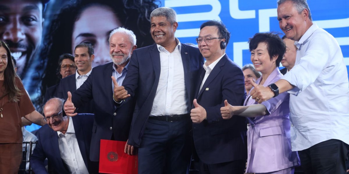 Em evento de inauguração da BYD, Rui Costa ataca Bolsonaro e elogia Lula: 'Maior presidente da república desse país'