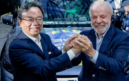 Lula é ovacionado e tem nome cantado ao chegar na nova fábrica da BYD em Camaçari