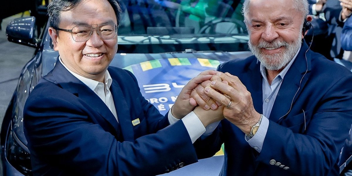 Lula é ovacionado e tem nome cantado ao chegar na nova fábrica da BYD em Camaçari