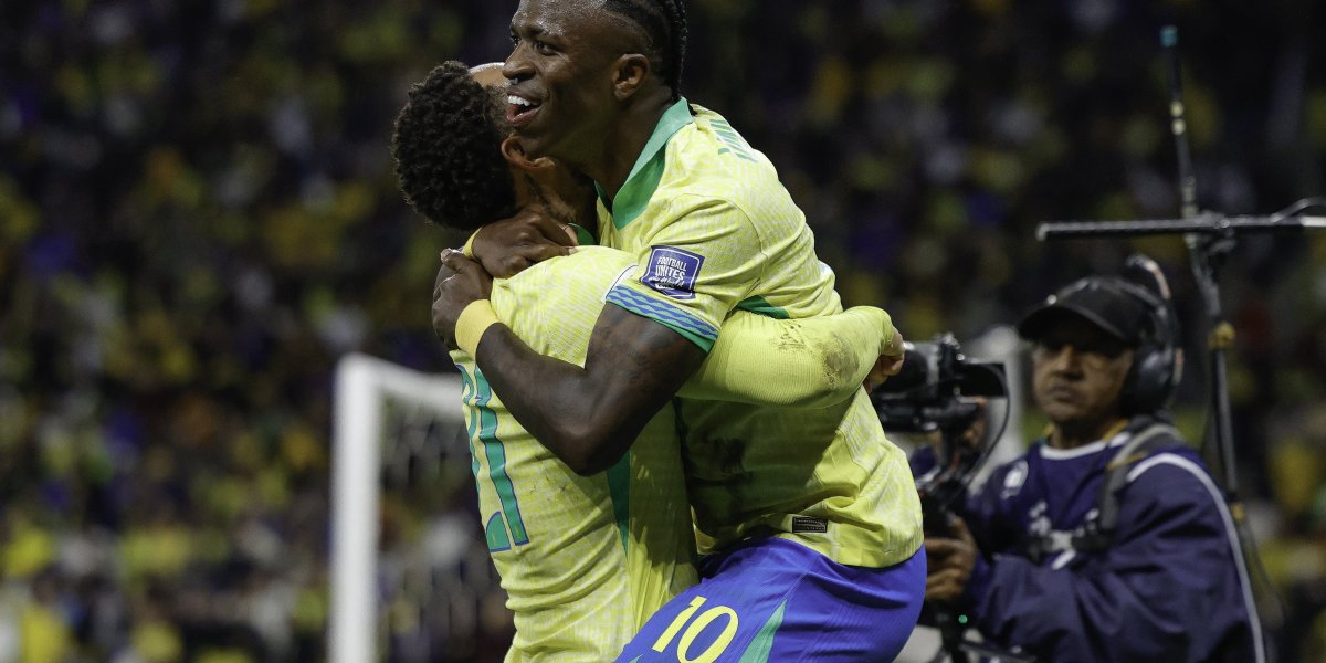 Vinicius Júnior e ´Matheus Cunha se abraçam na vitória por 1 a 0 contra o Paraguai