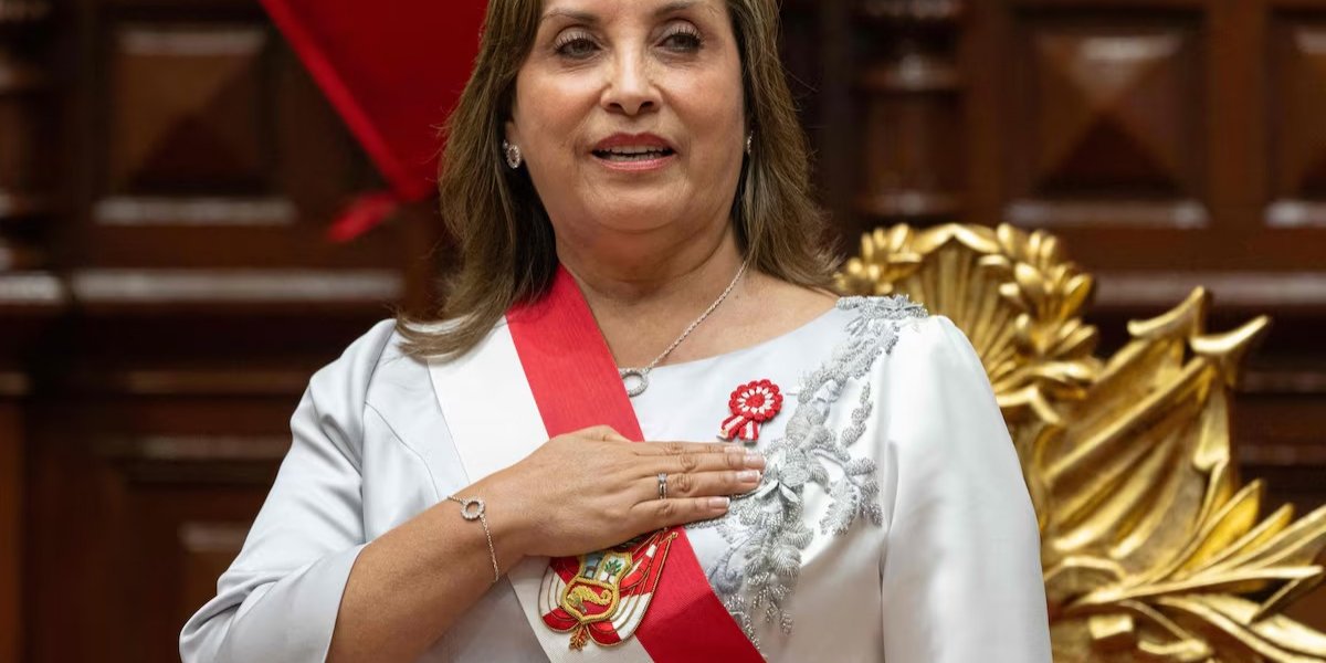 Presidente do Peru, Dina Boluarte, é destituída pelo Congresso; líder do Parlamento assume interinamente