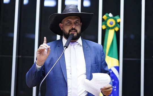 Deputado aliado de Bolsonaro ataca Alexandre de Moraes e diz que ele “não merece estar no STF”