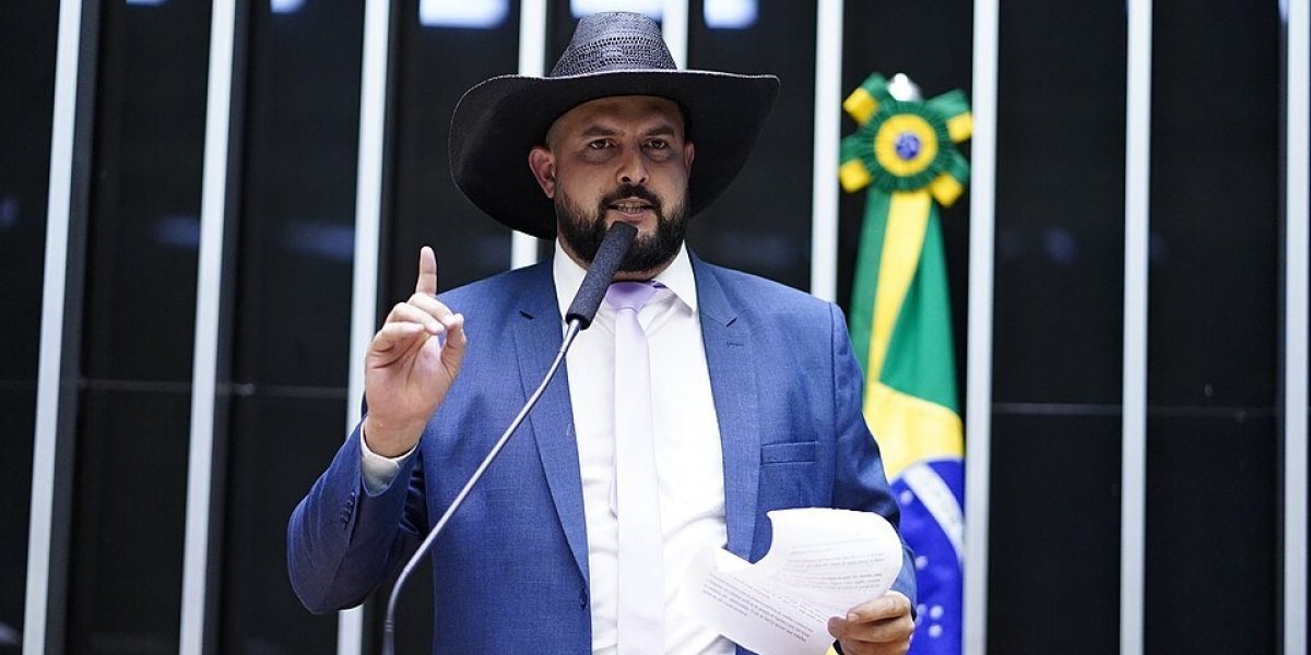 Deputado aliado de Bolsonaro ataca Alexandre de Moraes e diz que ele “não merece estar no STF”