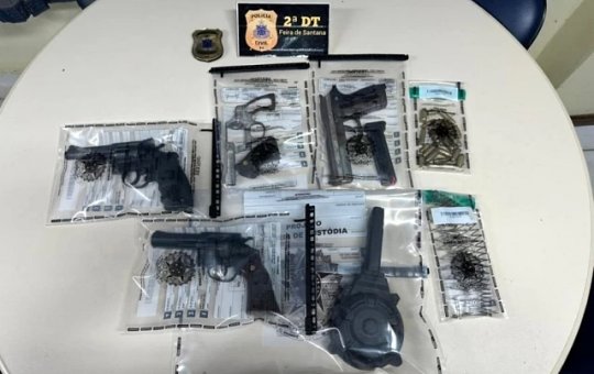 Polícia apreende arsenal e prende dois homens em operação em Feira de Santana