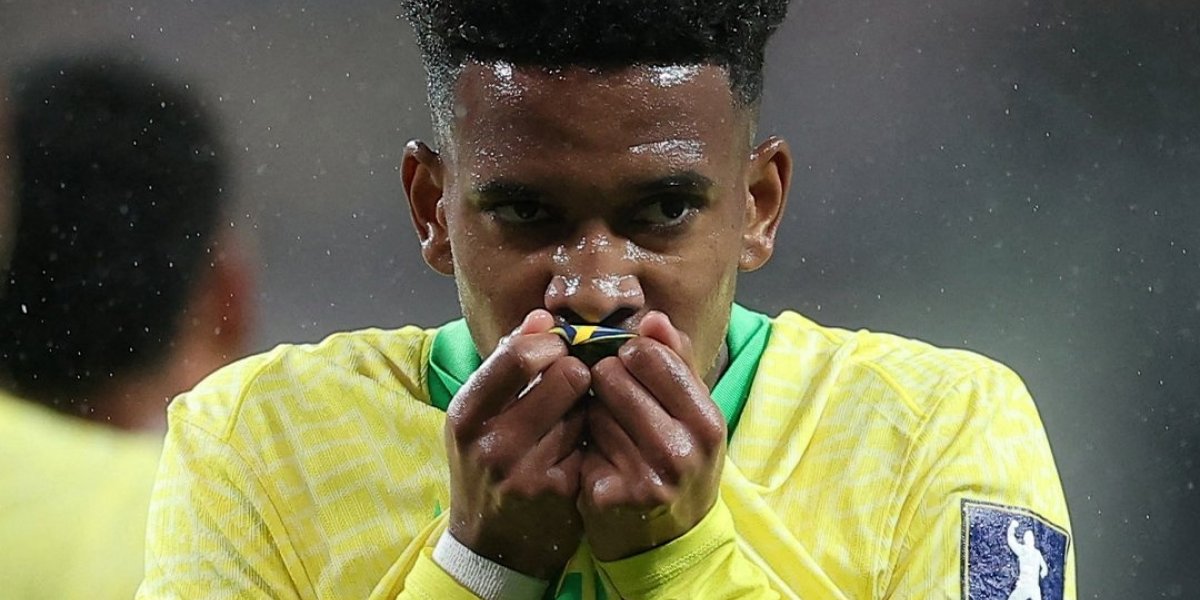Estêvão comemorando seu gol