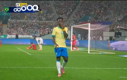 Beijo de Vini Jr. após gol pela Seleção levanta suspeitas de recado para Virgínia Fonseca