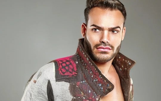 Apresentador morre após confundir ataque cardíaco com gripe