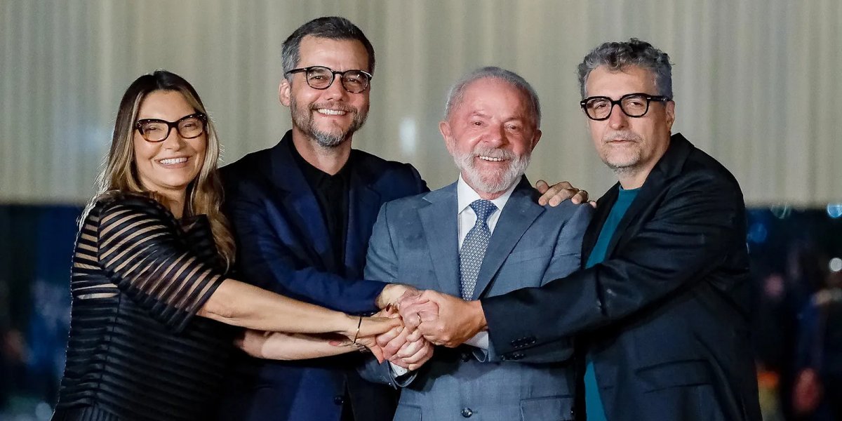 Wagner Moura e o cineasta Kleber Mendonça Filho ao lado do presidente Lula e da primeira-dama Janja