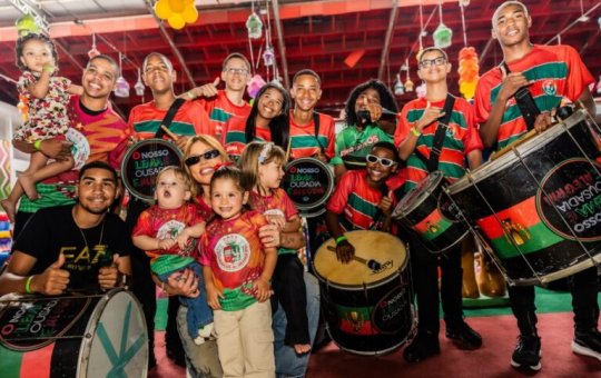 Virginia Fonseca samba com os filhos em festa do Dia das Crianças na Grande Rio