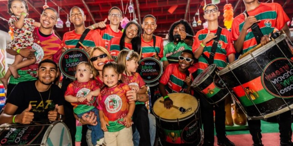 Virginia Fonseca samba com os filhos em festa do Dia das Crianças na Grande Rio