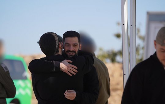 Primeiras imagens dos reféns libertados pelo Hamas são divulgadas por Israel