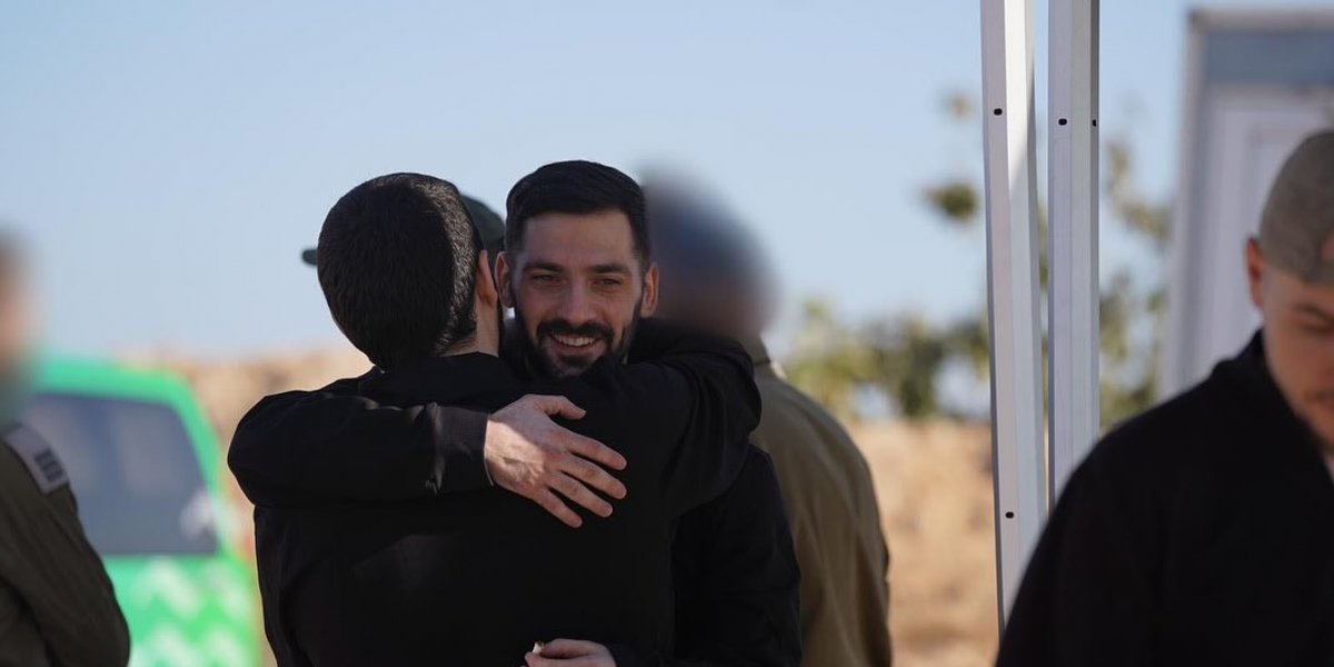 Primeiras imagens dos reféns libertados pelo Hamas são divulgadas por Israel