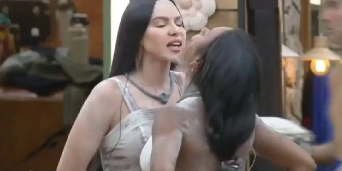 Tamires e Carol no momento da discussão