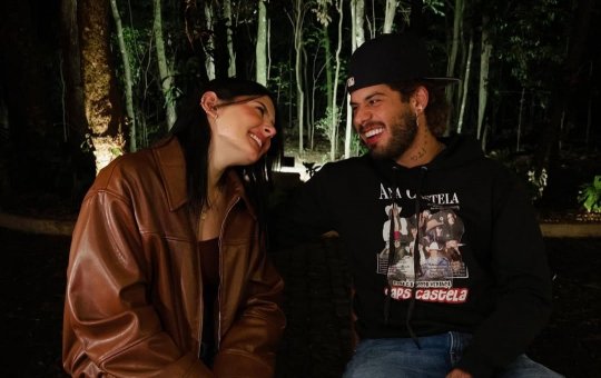 CASAL: Ana Castela e Zé Felipe protagonizam primeiro beijo público 