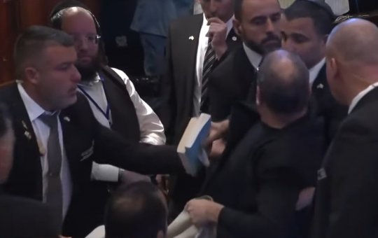 Membro do parlamento de Israel é expulso após interromper discurso de Donald Trump