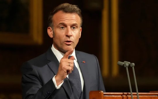 Mesmo com o governo em crise, Emmanuel Macron diz que não renunciará