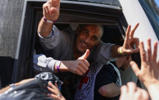 Presos libertados por Israel em troca de reféns, chegam à Cisjordânia