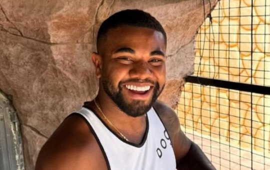 Davi Brito vira alvo de críticas durante ação solidária no Dia das Crianças em Salvador: “Se estressou com moradores”