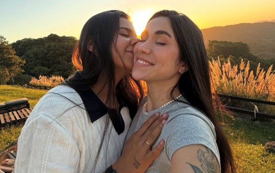 Influenciadora anuncia fim do noivado com cantora famosa apenas quatro meses antes do casamento e se arrepende logo depois