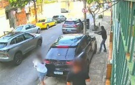 Reação rápida de motorista de Porsche blindada frustra ação de assaltantes