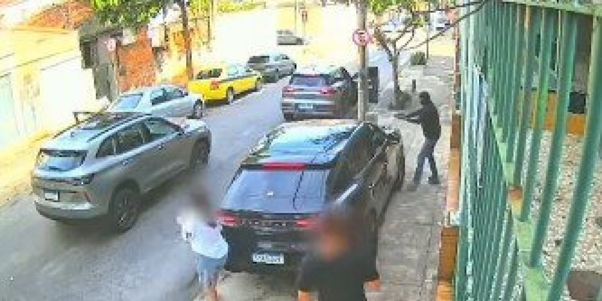 Reação rápida de motorista de Porsche blindada frustra ação de assaltantes