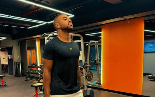 Davi Brito vira alvo de piada após correr na rua com protetor bucal