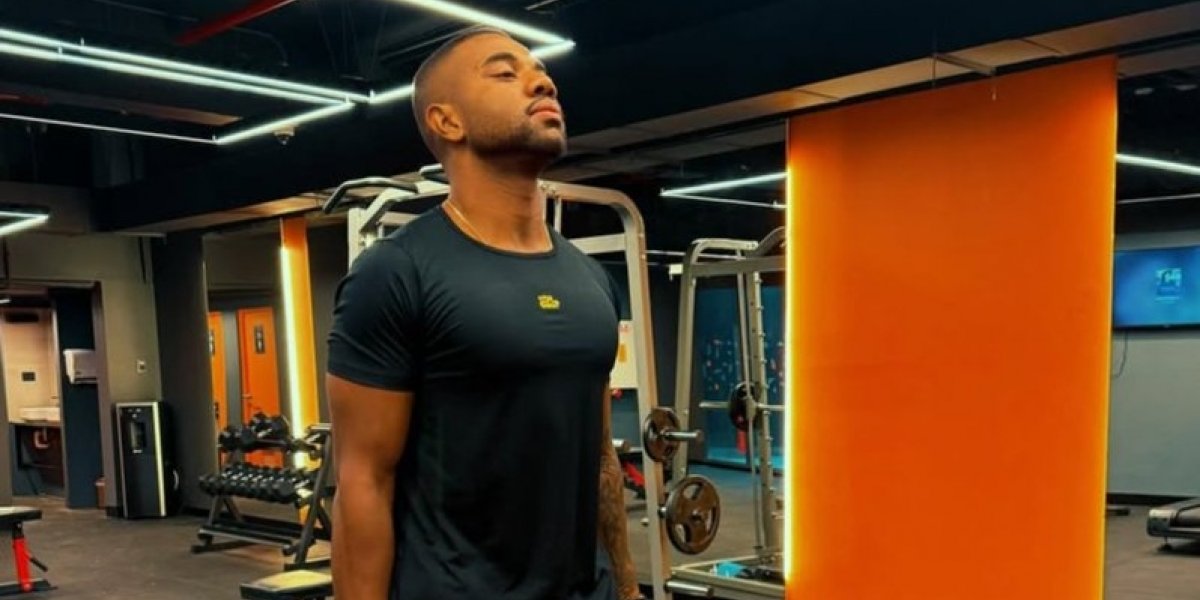 Davi Brito vira alvo de piada após correr na rua com protetor bucal