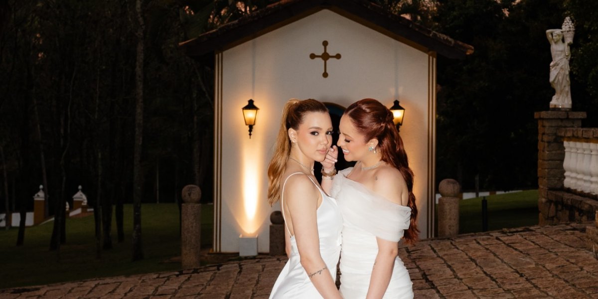 Nas vésperas do casamento, a cantora compartilhou um ensaio romântico com sua amada