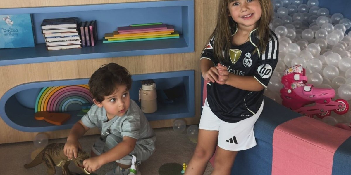 Maria Alice, filha mais velha de Virgínia, com a camisa do Real Madrid, time de Vinicius Júnior