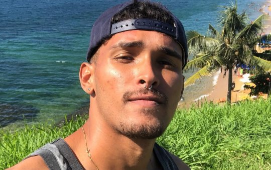 Comunicador denuncia racismo e homofobia em jogo de abertura de competição da imprensa em Salvador