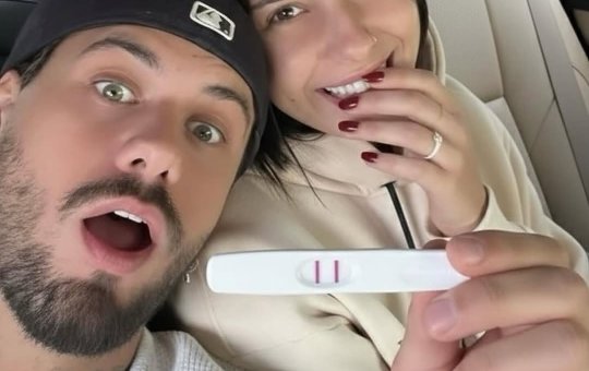 Vem bebê aí? Ana Castela e Zé Felipe aparecem em imagem com teste de gravidez