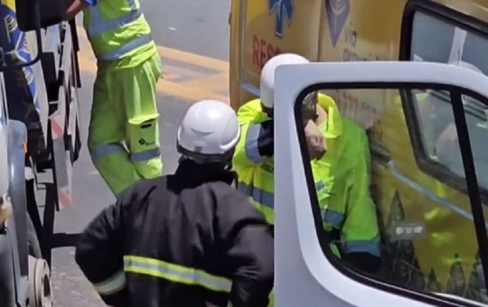 Equipe de socorristas chora após morte de criança em trágico acidente