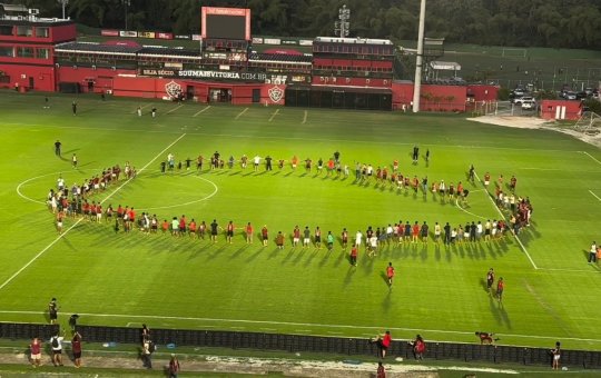 Ajuda divina? Na véspera do Bavi, torcedores do Leão entram no gramado do Barradão e oram pelo time