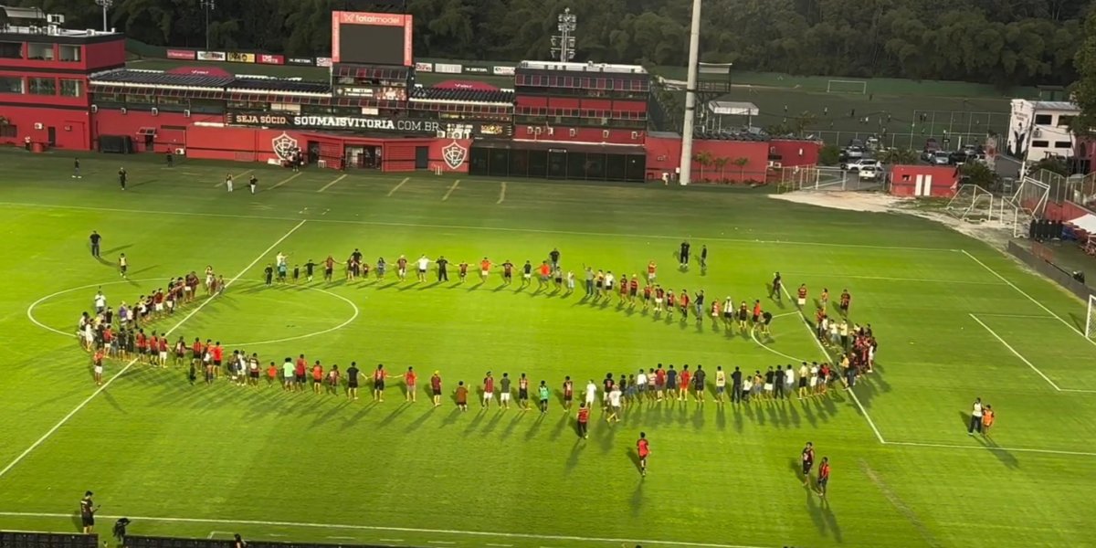 Torcedores reunidos em oração no gramado do Barradão