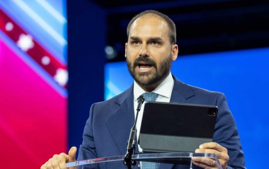 Inquérito no STF pode tornar Eduardo Bolsonaro inelegível em 2026
