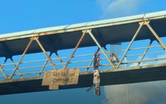 Bonecos com camisas de organizada do Vitória são pendurados em passarelas da Av. Paralela com ameaças