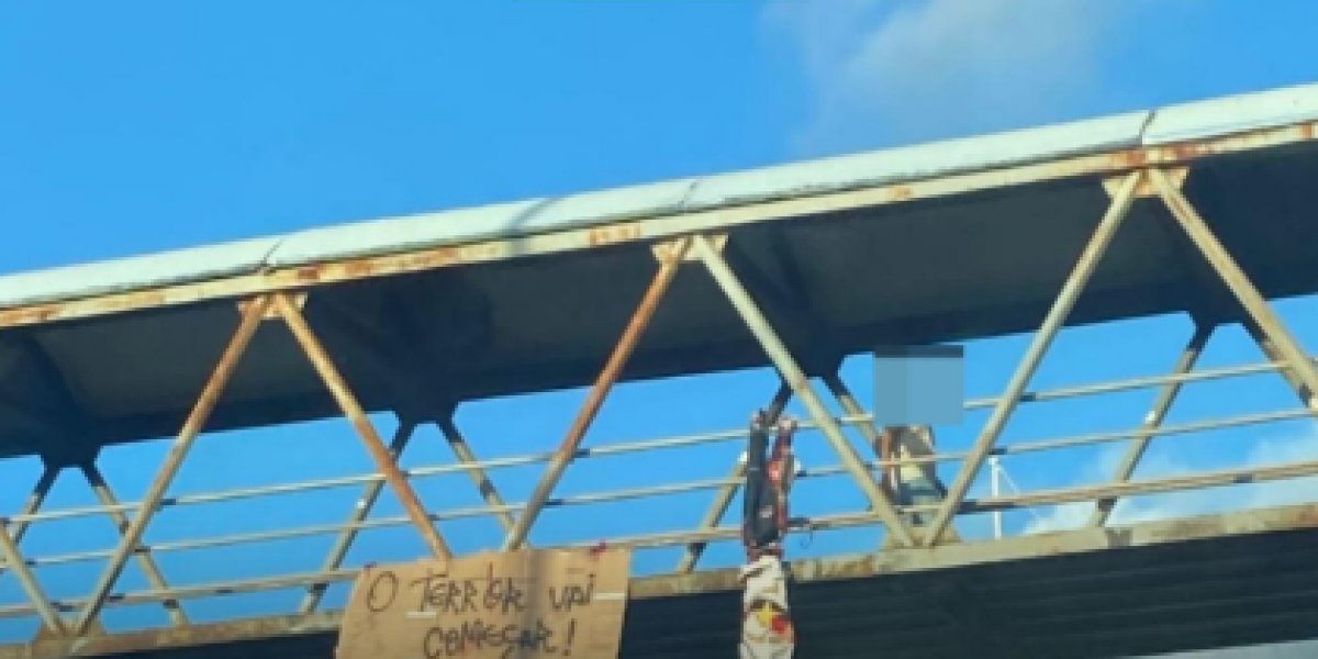 Bonecos com camisas de organizada do Vitória são pendurados em passarelas da Av. Paralela com ameaças