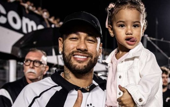 Mavie, filha mais velha de Neymar, toma bolada e sai do campo chorando