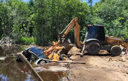 Corpo de operador é encontrado dentro de retroescavadeira em lago no sul da Bahia