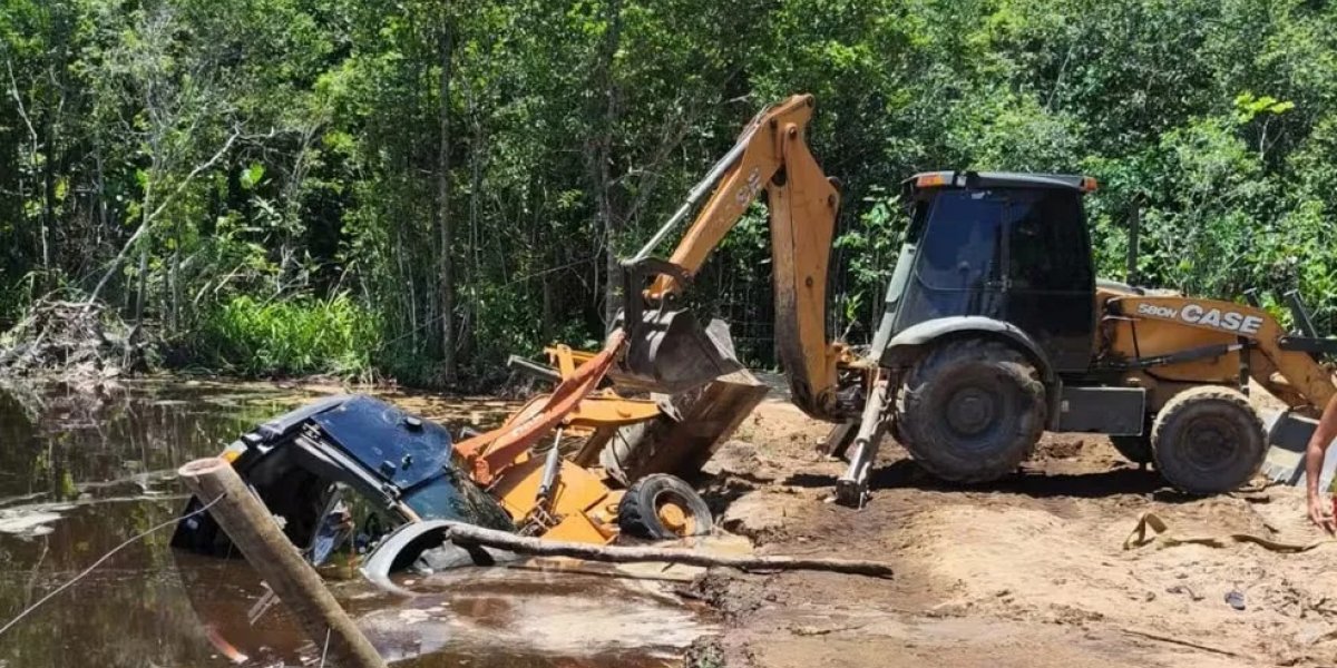 Corpo de operador é encontrado dentro de retroescavadeira em lago no sul da Bahia