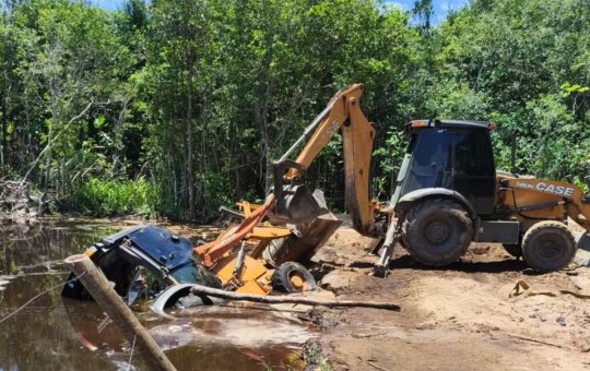 Homem morre preso em retroescavadeira submersa em lago de Ilhéus
