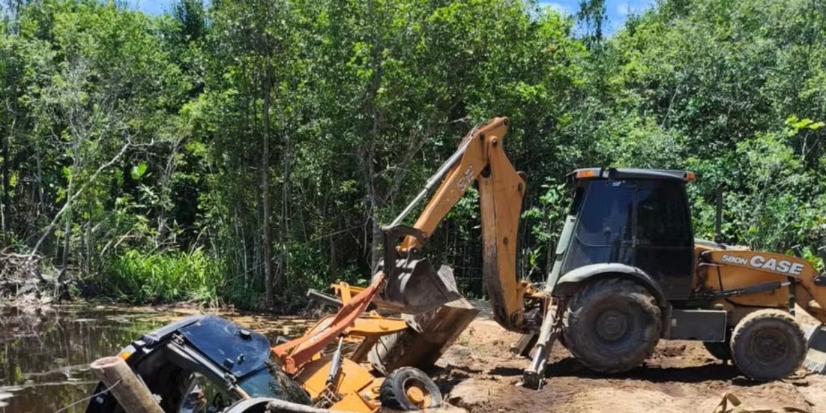 Homem morre preso em retroescavadeira submersa em lago de Ilhéus