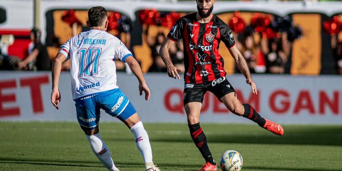 Wagner Leonardo sendo marcado por Everton Ribeiro, na final do Campeonato Baiano de 2024, última vitória do Rubro-Negro