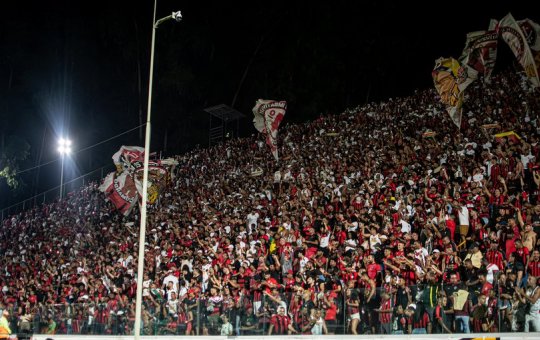 “Avalanche” de torcedores: queda na arquibancada assusta no Ba-Vi